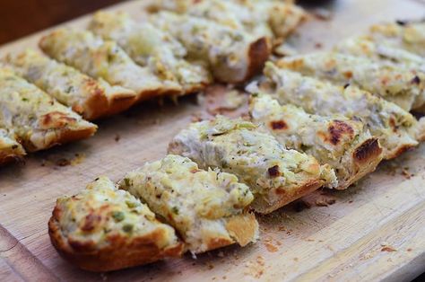 15 Great Appetizers for New Year's Eve Artichoke Bread Recipe, Artichoke Bread, New Years Appetizers, Bread Buns, Kitchen Simple, Artichoke Recipes, Edible Creations, Quick And Easy Appetizers, Veggie Food