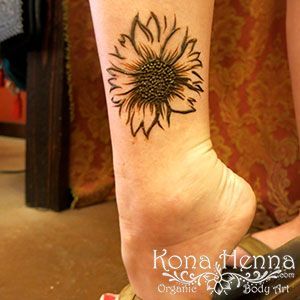 Henna Designs Leg Ankle, Sunflower Henna, Lotus Tat, Henna Black, Leg Henna Designs, Tattoo Ankle, Leg Henna, Red Henna, Henna Ideas