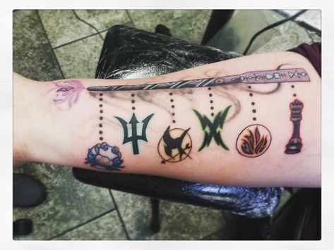 Zodiac Academy Tattoo, Vampire Academy Tattoo, Sirius Black Wand, Hunger Games Mockingjay Pin, Mockingjay Pin, Zodiac Academy, Vampire Academy, Writing Art, New Tattoo