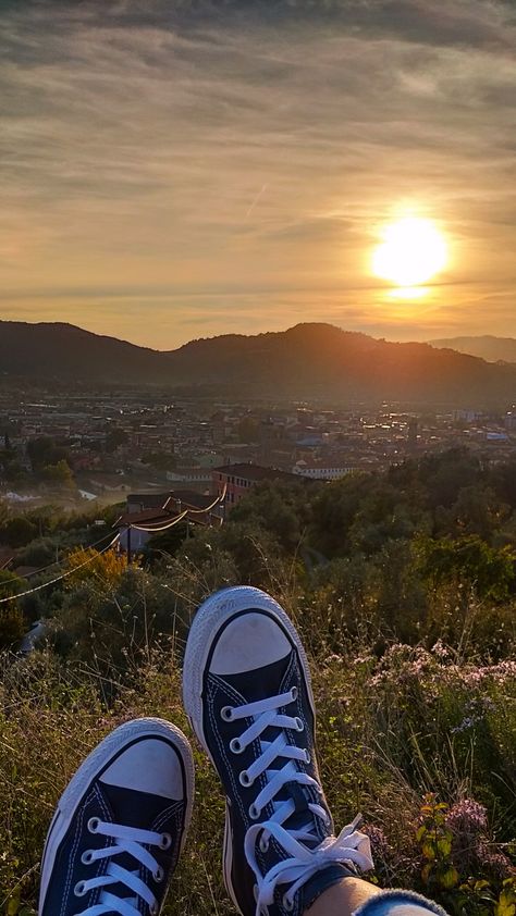 #view #sunset #converse Converse Aesthetic Wallpaper, Sunset Converse, Nathan Core, Sunset Shoes, Converse Wallpaper, Converse Photo, Aesthetic Converse, Converse Aesthetic, Converse Classic