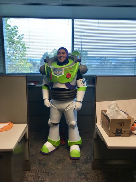 Buzz Lightyear Cosplay, Disfraz Buzz Lightyear, Lightyear Costume, Santa Claus Parade, Doctor Halloween, Buzz Lightyear Costume, Foam Armor, Jimmy Neutron, Homemade Costume