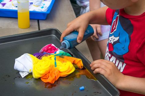 We had the best time making these tie dye shirts as a fun weekend activity. See how we kept it basically need and still managed to design 10+ shirts with all five kids! #tiedye #tiedyeshirts #tiedyeparty #kidstiedye Tie Dye Shirt Diy, Diy Tie Dye Shirts, Tie Dye Tshirt, Tie Dye Party, Tie Dye Kit, How To Tie Dye, Kids Tie Dye, Weekend Activities, Shirt Diy