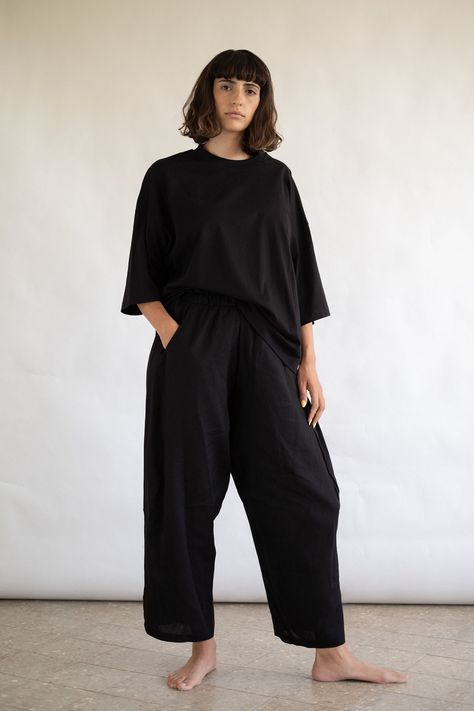 Minimalist All Black Outfit, Minimalist Outfit Inspiration, Black Loose Outfit, Oversized Minimalist Outfit, Minimalist Black Outfit, Loose Fitting Clothes For Women, Oversized Black T Shirt Outfit, Black Oversized Outfit, Oversized Black Pants