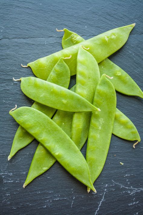 What's the Difference Between Snow Peas, Snap Peas, and Garden Peas? — Ingredient Intelligence English Peas Recipe, Healthy Lunches For School, Snow Peas Recipe, Vegetable Fruit Garden, Healthy Canning, Snap Peas Recipe, Cooking Reference, Gardening Raised Beds, Garden Peas