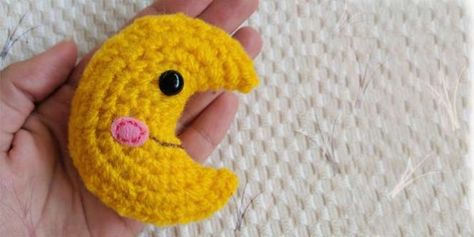 Haz una luna de crochet en un abrir y cerrar de ojos con este patrón que comparto hoy en mi blog. Para hacer vuestra luna de crochet necesitáis... Crochet Videos, Cool Baby Stuff, Crochet Earrings, Crochet Hats, Amigurumi, Crochet Patterns, Stars, Crochet, Hats