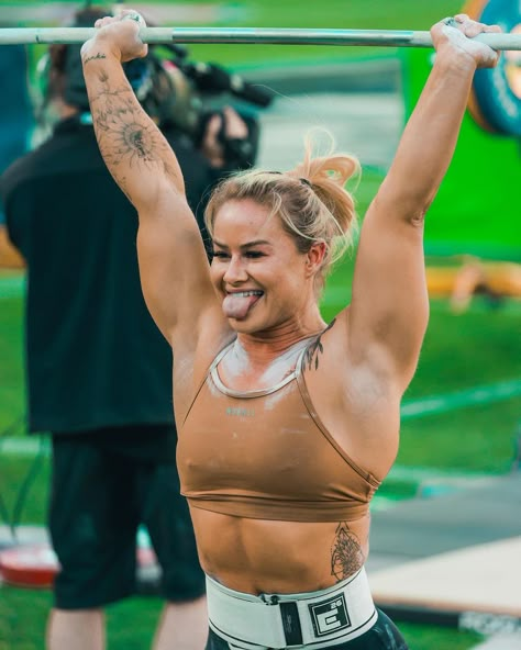 FLASH on Instagram: “Tongue out for the win🙌🏾 #bealight Athlete @dellespeegle #crossfit #crossfitwomen #photography #girlswhosquat #fitness #motivation…” Cross Fit Girls, Crossfit Female, Crossfit Models Woman, Crossfit Motivation Women, Dani Speegle, Dani Speegle Crossfit, Physique Goals, Muscle Mommies, Female Crossfit Athletes