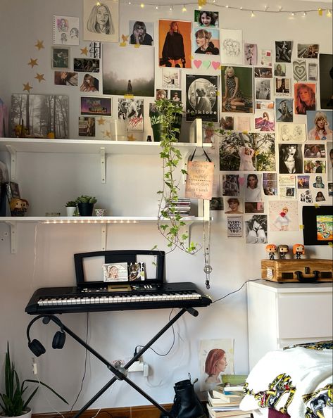 taylor swift room room decor Music Aesthetic Dorm Room, Room Wall Decor Taylor Swift, Aesthetic Bedroom Ideas Taylor Swift, Bedroom Inspo Taylor Swift, Aesthetic Taylor Swift Room Decor, Bedroom Aesthetic Taylor Swift, Taylor Swift Interior Design, Bedroom Decor Taylor Swift, Room Inspiration Taylor Swift