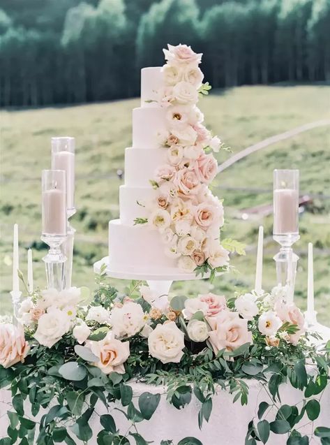 31 Wedding Cake Table Décor Ideas Wedding Cake Table Ideas, Wedding Sicily, Wedding Cake Hydrangea, Cake Table Ideas, Wedding Cake Table Decorations, Tall Wedding Cakes, Wedding Cake With Flowers, Mexican Wedding Ideas, Wedding Cake Display