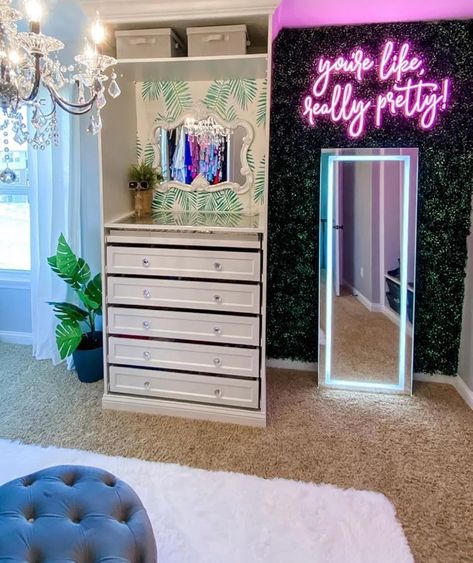 Room Ideas Female, Makeup Room Aesthetic, Room Feature Wall, Beauty Decor, Salon Suites, Vanity Room, Closet Room, Girl’s Room, Girly Room