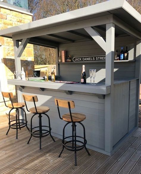 Pour tous les bons vivants qui aiment manger dehors ou prendre lapero en extérieur vous risquez d'avoir envie de découvrir une de ces idées de bars de jardin Bar Outdoor Design, Garden Bar Ideas, Bar En Plein Air, Garden Bar Shed, Garden Bars, Outdoor Garden Bar, Cocktail Gin, Diy Outdoor Bar, Bar Shed