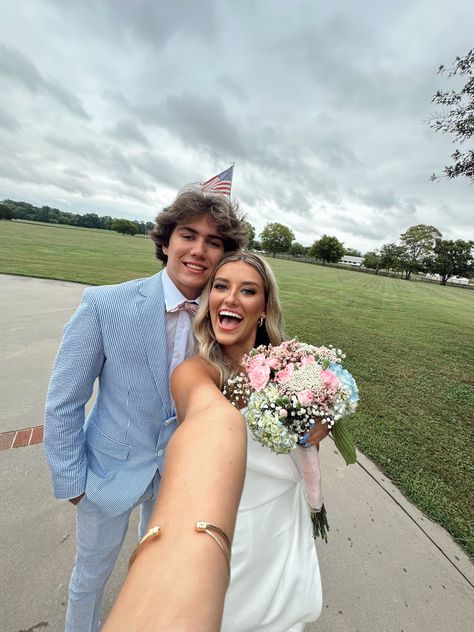 Prom Bouquet Navy Dress, White Prom Dress With Date, Semi Formal Pictures Couples, White Homecoming Dress Couple, Prom Poses With Bouquet, White Prom Couple, White Prom Dress Couple, Prom Pictures Poses, Couples Homecoming Pictures