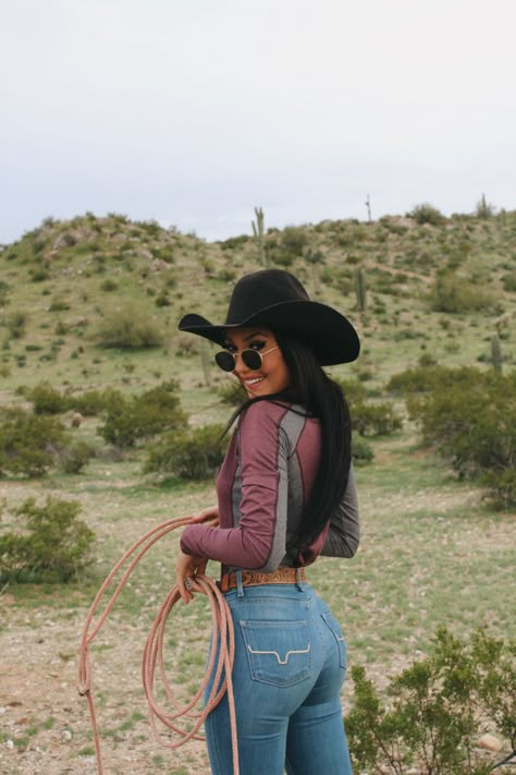 Wearing Lola light wash kimes and a noble outfitters top Ranch Style Clothes For Women, Ranch Clothes For Women, Women Ranch Outfits, Wrangler Jean Outfits Woman, Basic Cowgirl Outfits, Summer Ranch Outfits, Western Asethic Outfits, Country Street Style, Southern Outfits Winter