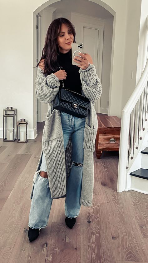 Long Wide Leg Jeans Outfit Winter, Baggy Jeans Cardigan Outfit, Wide Leg Pants With Long Cardigan, Wide Leg Jeans With Long Cardigan, Cardigan Duster Outfits, High Waisted Wide Leg Jeans Outfit Fall, Long Knit Cardigan Outfit, High Waisted Wide Leg Jeans Outfit, Wide Leg Jeans Outfit Fall