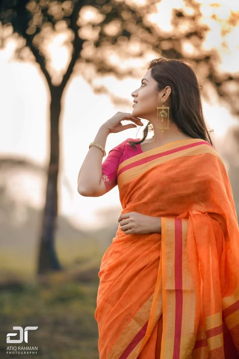 Sadi Possess, Best Saree Poses At Home, Single Poses For Women In Traditional, Single Step Saree Poses, Single Pallu Saree Poses, Sare Poses At Home, Single Saree Poses, Girls Photoshooting Ideas, Outdoor Photo Shoot Poses Women