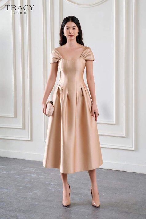 Gaun Satin Dresses, Nude Dresses, Elegant Couture, Bridesmaids Ideas, Dress Body Type, Filipiniana Dress, Korea Dress, Gowns Dresses Elegant, Nude Dress