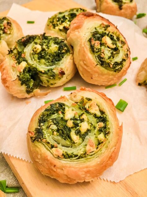 Spinach And Feta Rolls, Spanakopita Pinwheels, Feta Puff Pastry, Feta Appetizer, Feta Bites, Bun Recipes, Spinach Puff Pastry, Yogurt Parfait Recipe, Phyllo Pastry