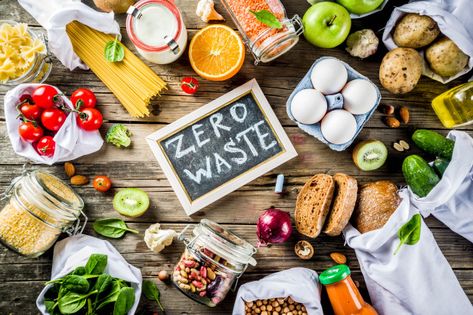 Zero waste shopping concept Premium Phot... | Premium Photo #Freepik #photo #background #food #summer #green Zero Waste Holiday, Waste Reduction, Solid Waste, Zero Waste Kitchen, Reusable Packaging, Household Waste, Food Scraps, Edible Food, Coffee Photography