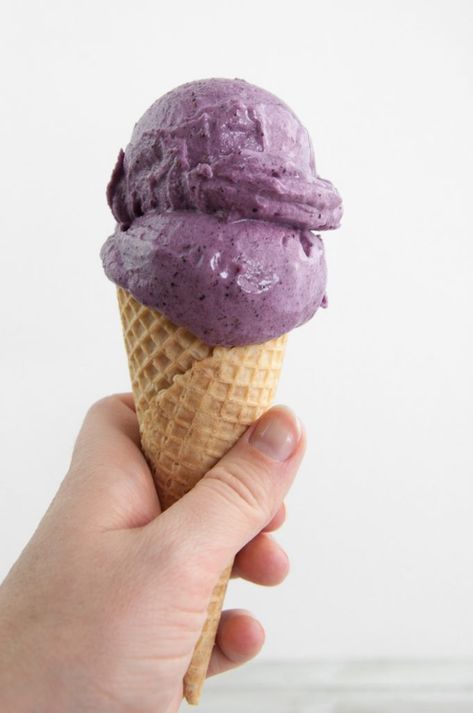 10+ Vegan Nice Cream Recipes To Beat The Heat - including fruity, chocolatey, and nutty flavors! | ElephantasticVegan.com #vegan #nicecream #icecream #summer Vegan Frozen Yogurt, Blueberry Ice Cream Recipe, Ube Ice Cream, Vegan Nice Cream, Ice Cream Recipes Machine, Vegan Ice Cream Recipe, Nice Cream Recipe, Blueberry Ice Cream, Vegan Blueberry