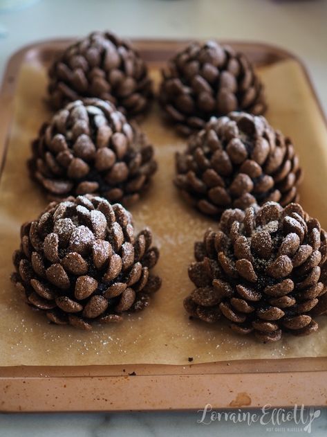 How To Make Edible Pine Cones, Pine Cone Cake Decoration, Oreo Pine Cones, Pine Cone Desserts, Pinecone Cake Pops, Cone Appetizer Ideas, Pine Cone Cupcakes, Pine Cone Truffles, Pine Cone Cookies