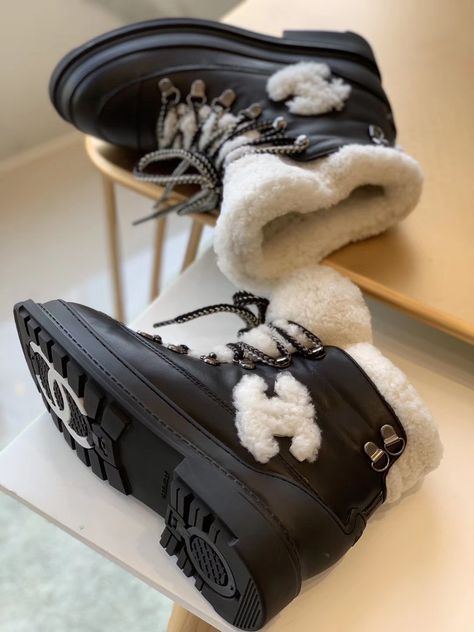 Chanel Snow Boots, Dh Gate, Shoes Closet, Crocs Boots, Butterfly Shoes, Ladies Footwear, Snow Fashion, Snow Boot, Boots Womens