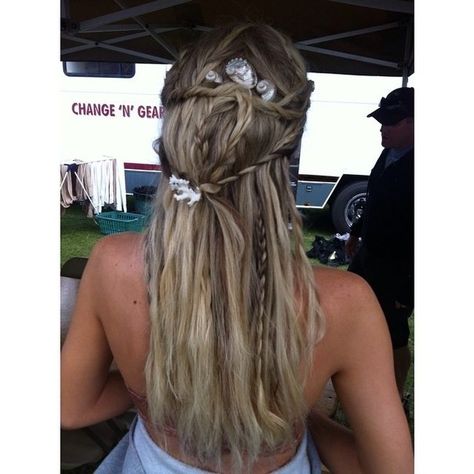 Mako Mermaids - One of the hairstyle for Sirena in Season 2 Mako Mermaid Hairstyles, Mako Mermaids Hairstyles, Emma Mako Mermaids, Series Hairstyles, Mako Mermaids Rita, Mako Mermaids Ring, Mako Mermaids Tails, Ocean Hair, Face Polish