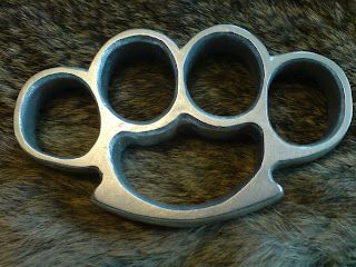 WeaponCollector's Knuckle Duster and Weapon Blog: Hand Made Knuckle Duster Knuckle Duster Aesthetic, Wooden Knuckle Duster, Brass Knuckle Design, Knuckle Duster Knife, Knuckle Dusters, Knuckle Duster, Dusters, All Time, Hand Made