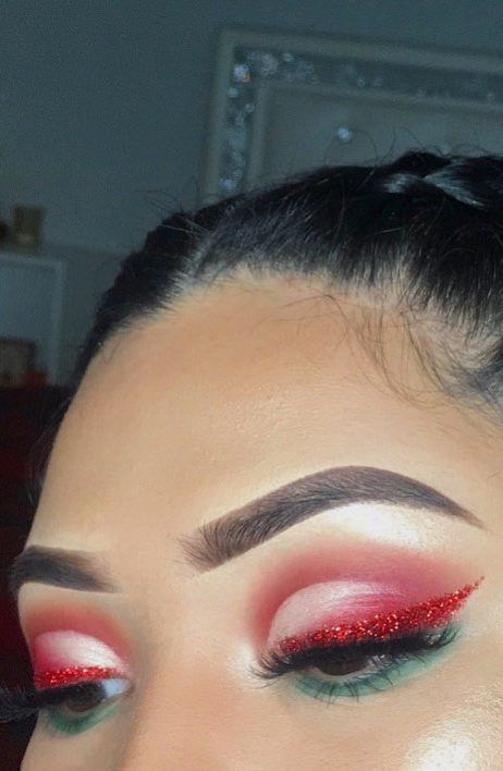 Makeup Looks Christmas, Winter Eye Makeup, Christmas Makeup Looks, Christmas Makeup Ideas, Red Makeup Looks, Silver Eyeliner, Christmas Eyeshadow, Christmas Eye Makeup, Red Eyeliner