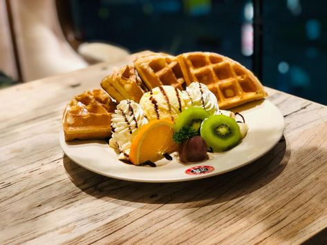 Waffles With Ice Cream, Grilled Snacks, Coffee Crisp, Best Waffle Maker, Waffle Ice Cream, Gluten Free Waffles, Expensive Art, Breakfast Lovers, Waffles Maker