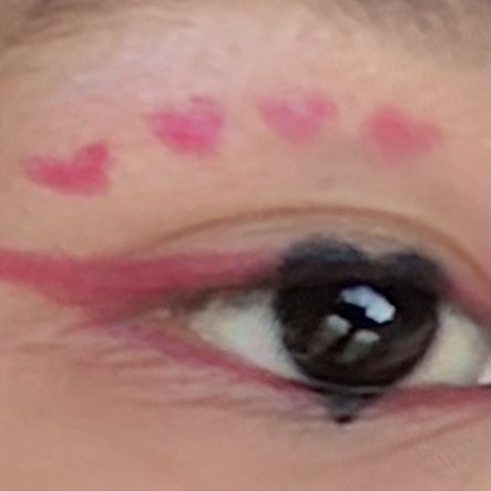 Heart Eyeliner Makeup, C A Cupid Aesthetic, Heart Eyes Aesthetic, Heart Makeup Look, Valentines Makeup Ideas, Heart Eye Makeup, Heart Eyeliner, Cupid Aesthetic, Heart Eyeshadow