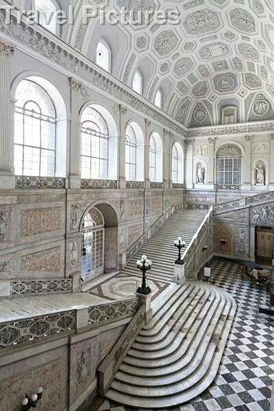 Naples Western Architecture, Architecture Baroque, Architecture Antique, Marble Staircase, Marble Floors, Toscana Italia, Italian Architecture, Royal Residence, Naples Italy