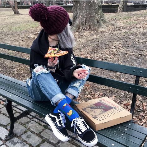 Funky Socks Outfit, Grunge Outfits 90s, Outfits Retro, Sock Outfits, 90s Fashion Outfits, Vegan Pizza, Striped Socks, Happy Socks, Colorful Socks