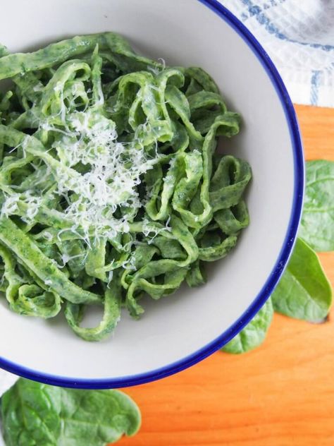 Fresh spinach pasta is easier than you might think and the result is so delicious. Try with a simple sauce/browned butter for a delicious meal. Spinach Pasta Dough, Homemade Spinach Pasta, Protein Pasta Recipes, Crab Ravioli, Spinach Noodles, Spinach Pasta Recipes, Pasta Dough Recipes, Homemade Pasta Recipe, Easy Tomato Sauce