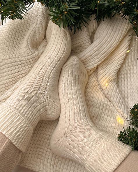 Cable Knit Socks, Cashmere Gloves, Cozy Aesthetic, Instagram Ideas Photography, Beige Style, Winter Socks, Winter Aesthetic, Autumn Aesthetic, Preppy Outfits