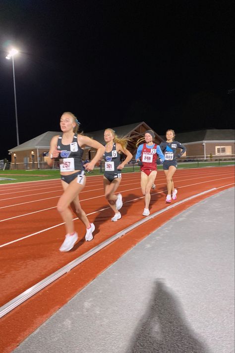 Track Race Aesthetic, College Cross Country, Track Running Aesthetic, Track Aesthetic Running, Athletics Track Aesthetic, Aesthetic Running Pictures, Running Track Aesthetic, Track Couples, Cross Country Outfits