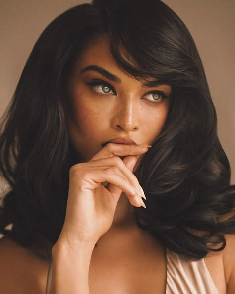 Stunning @shaninamshaik Make up @leyla__hayauri Hair @hairbyruslan Shoot @perazna Style By @sofiagrainge Assistant @allakatkovski Romantic Essence Makeup, Model Make Up, Photography Inspo Self Portraits, Charity Core, Classy Character, Fashion Makeup Photography, Beauty Headshots, Professional Shoot, Hair Poses