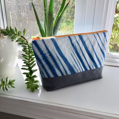 Teaginny Designs: Shibori Zip Pouch Modern Quilt Designs, Essential Pouch, Shibori Pattern, Pouch Design, Fabric Dyeing, Stitching Ideas, Hand Dyed Fabric, Indigo Dye, Zipped Bag