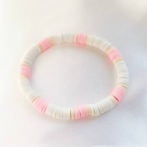 Basic Clay Bead Bracelet, Clay Bead Bracelet Ideas White, Clay Bead Bracelet Ideas With Shell, Clay Bracelet Inspiration, Clay Bead Bracelet Ideas Aesthetic Pink, Polymer Clay Bracelet Ideas Preppy, Clay Bead Bracelet Aesthetic, White Clay Bead Bracelet Ideas, Bracelet Perle Plate Aesthetic