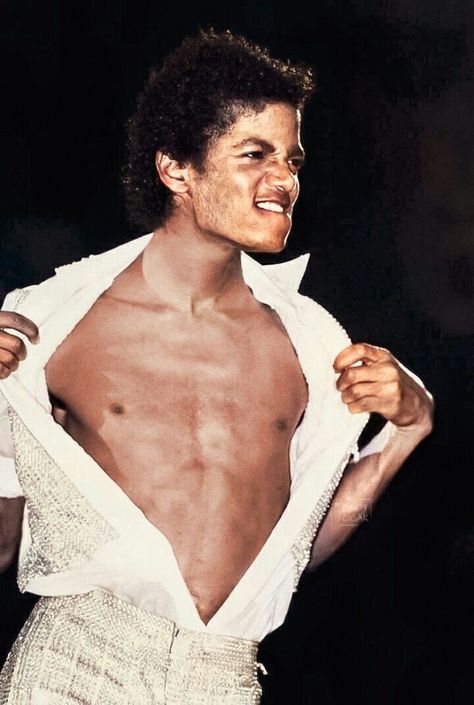 Michael Jackson Skin Disease, Michael Jackson Skin, Young Michael Jackson, Michael Jackson Drawings, Michael Jackson Photoshoot, Michael Jackson Hot, Jermaine Jackson, Michael Jackson Gif, Michael Jackson Rare