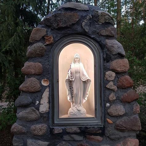 Grotto Design Backyards, Virgin Mary Statue Garden, Outdoor Shrine, Marian Garden, Grotto Design, Home Altar Catholic, Exterior House Siding, Tombstone Designs, Prayer Garden