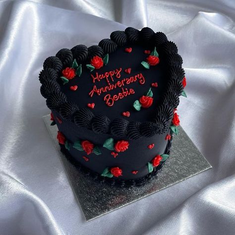 Black And Red Cake Ideas, Red And Black Heart Cake, Heart Cake Aesthetic, Pinterest Cakes, Brownies Homemade, Vintage Heart Cake, Bolo Vintage, Red Birthday Cakes, Cake Brownies