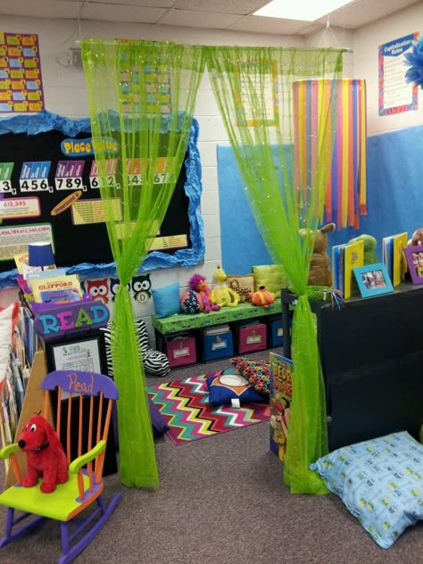 Cute idea to use a hanging curtain rod and curtains to divide classroom into a reading area Preschool Decorations, Classroom Arrangement, Preschool Rooms, Rainbow Classroom, Hanging Curtain, Classroom Idea, Classroom Layout, Classroom Organisation, Rainbow Room