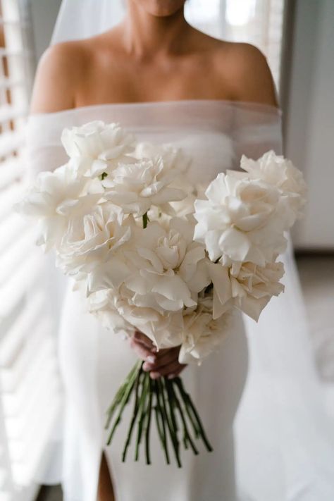 25+ Modern Monochromatic Wedding Florals & Decor Ideas • VintageBash Off The Shoulder Wedding Dresses, Monochromatic Wedding, Winter Wedding Bouquet, Modern Wedding Flowers, White Roses Wedding, Bridal Bouquet Flowers, Rose Wedding Bouquet, White Bridal Bouquet, White Wedding Bouquets