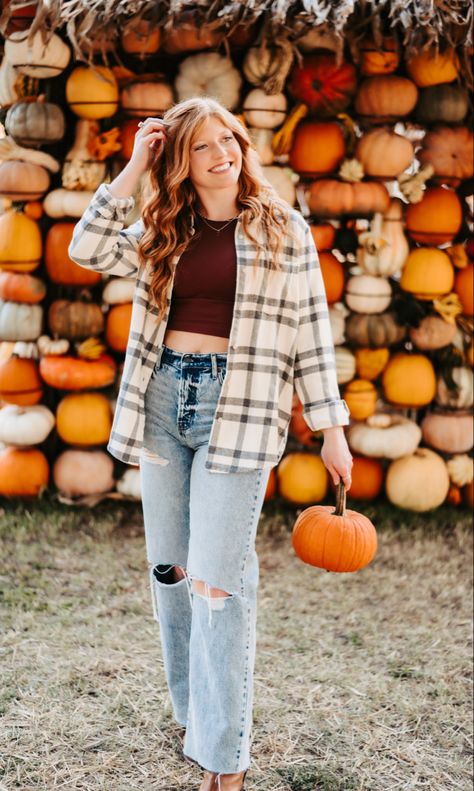 Fall Pictures At Pumpkin Patch, Pumpkin Patch Fashion, Fall Pumpkin Patch Poses, Senior Pictures Pumpkin Patch, Pumpkin Patch Senior Photoshoot, Fall Photoshoot Pumpkins, Fall Mini Sessions Set Up Outdoor Simple, Pumpkin Patch Photoshoot Ideas, Cute Outfits For Pumpkin Patch