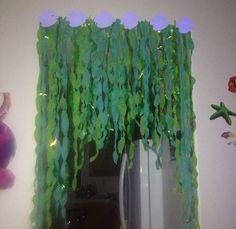 Seaweed decor for under the sea party made of streamer and tissue paper! 4de Verjaardag, Underwater Party, Sea Party Ideas, Spongebob Birthday, Fiesta Tropical, Ocean Party, Sea Birthday Party, Mermaid Baby Showers, Mermaid Parties