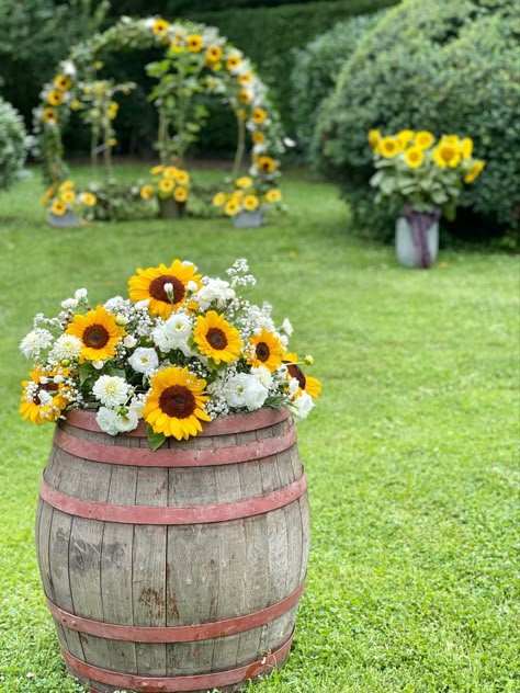 Country Backyard Wedding, Wedding With Sunflowers, Country Backyards, Country Backyard, Sunflower Wedding Decorations, Rustic Sunflower Wedding, Sunflower Themed Wedding, Virginia Wedding Venues, Country Style Wedding