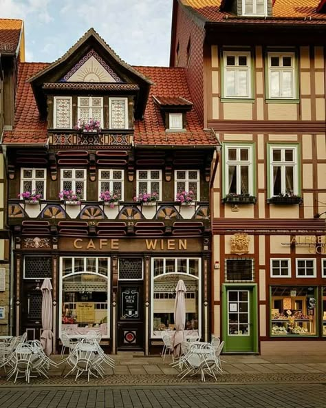 Das Cafe Wien in der Breite Straße von Wernigerode Cafe And Apartment Exterior, German Townhouse, Cute Cafe Exterior, German Houses Interior, Windenburg Aesthetic, Germany Cafe Aesthetic, German Bakery Shop, German Cafe, German Buildings