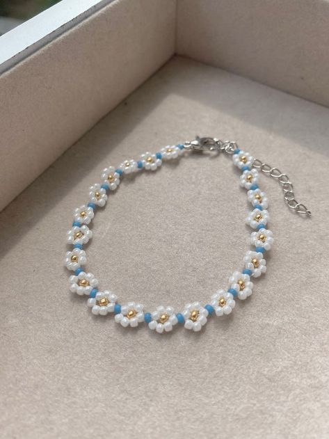 JRJewelRi - Etsy China Beaded Wedding Jewelry, Beaded Flower Bracelet, Bracelet Aesthetic, Spring Bracelet, Daisy Bracelet, Bracelets Design, Aesthetic Flower, Bead Charms Diy, Beaded Jewels