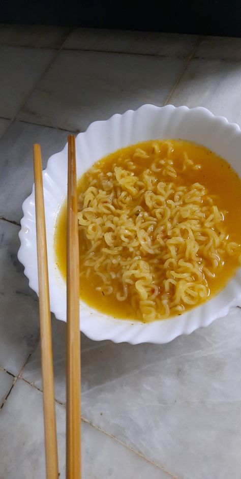 Maggi Aesthetic, Garlic Ramen Noodles, Garlic Ramen, Yellow Noodles, Yummy Noodles, Road Trip Food, Vegetarian Snacks Recipes, Vegetarian Snacks, Yummy Comfort Food