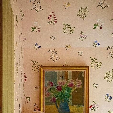 Louise Roe Home on Instagram: "@rachel.bottomley ‘s home shot by @sarahfranceskelley - the lovely wallpaper is Herbarium @tessnewallstudio" Cottage Core Interior, Tess Newall, Botanical Bedroom, Floral Wallpaper Bedroom, Playroom Wallpaper, Sweet Corner, Louise Roe, Cosy Bedroom, Kids Room Wallpaper