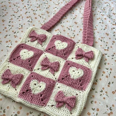 A unique and stylish tote bag made from crocheted yarn. The heart and bow design is both fun and functional, making this bag the perfect choice for everyday University Schedule, Crochet Yarn Bag, Bow Tote Bag, Heart Crochet, Diy Embroidery Designs, Granny Square Bag, Crochet Shop, Yarn Bag, Crochet Tote Bag